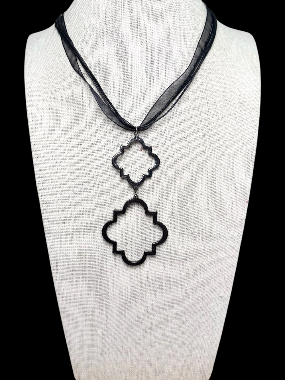 🖤Gunmetal Tone Double Quatrefoil Pendant Necklace